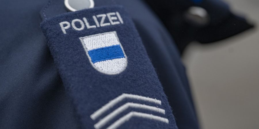 Die Zuger Polizei fasste in der Nacht auf Sonntag drei Männer nach einem mutmasslichen Einbruchversuch in Oberwil. (Symbolbild)
