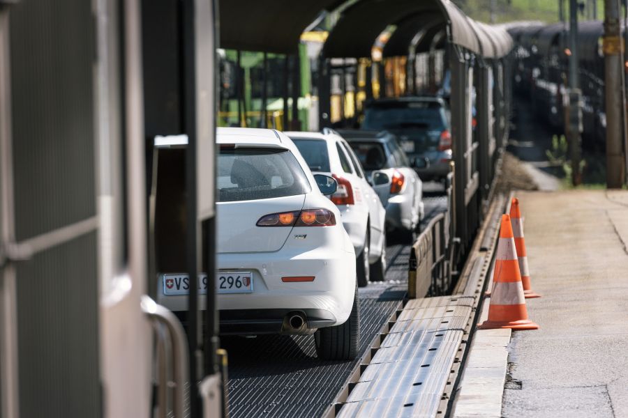 Der TCS empfiehlt alternative Routen, beispielsweise den Autoverlad durch den Lötschberg.
