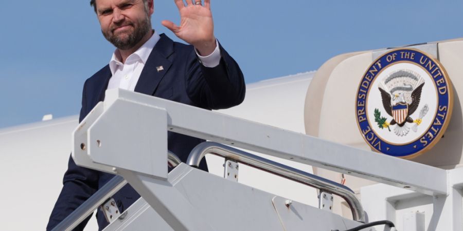 US-Vizepräsident JD Vance kommt mit der Air Force Two auf der Joint Base Andrews an. Foto: Jacquelyn Martin/AP Pool/AP/dpa