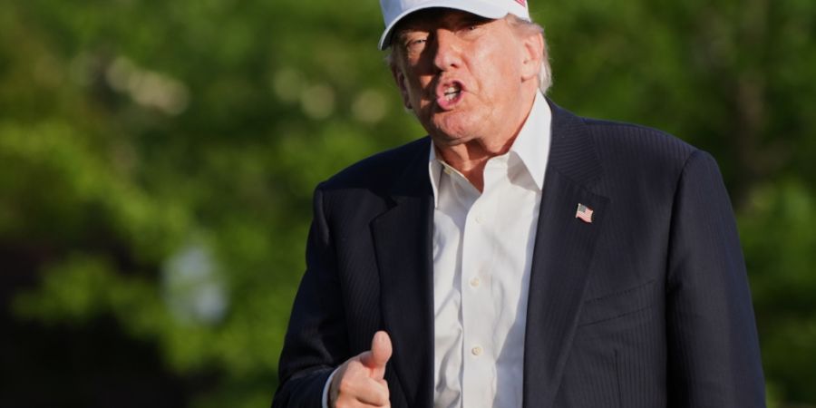Präsident Donald Trump geht über den Südrasen des Weißen Hauses nachdem er aus Peking zurückgekehrt ist, wo er sich mit Chinas Präsident Xi getroffen hat. Foto: Jacquelyn Martin/A...