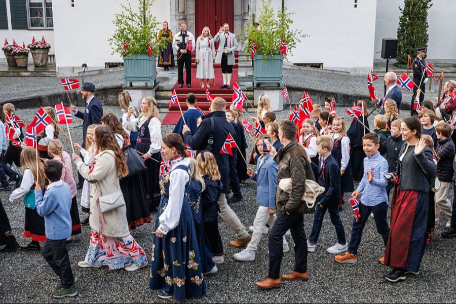 Vor dem Anwesen Skaugum begrüsste die Kronprinzenfamilie den traditionellen Kinderumzug. Für Mette-Marit war der Termin sichtlich anstrengend.