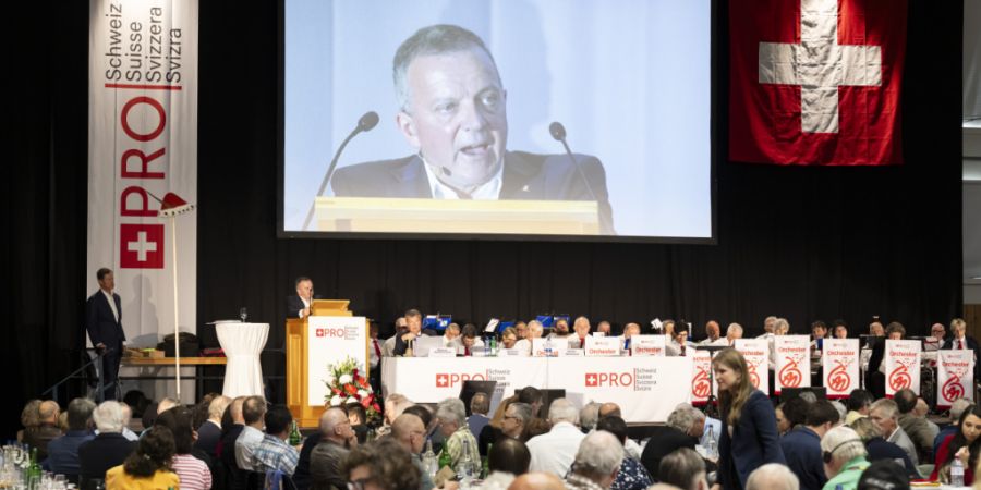 Walter Wobmann, alt Nationalrat und Vizepräsident von Pro Schweiz, wirbt an der Mitgliederversammlung für die Neutralitätsinitiative.