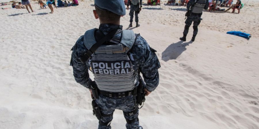 ARCHIV - Ein Agent der mexikanischen Bundespolizei steht in Cancún an einem Strand. Foto: El Universal/dpa/Symbolbild