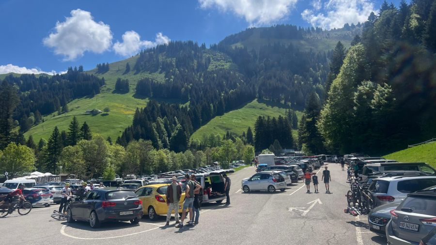 Der Parkplatz beim Moléson ist voll.