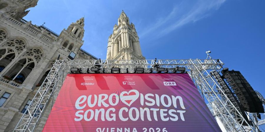 Wegen des Wetterumschwungs werden weniger Besucherinnen und Besucher im Eurovision-Village vor dem Wiener Rathaus erwartet. (Archivbild)