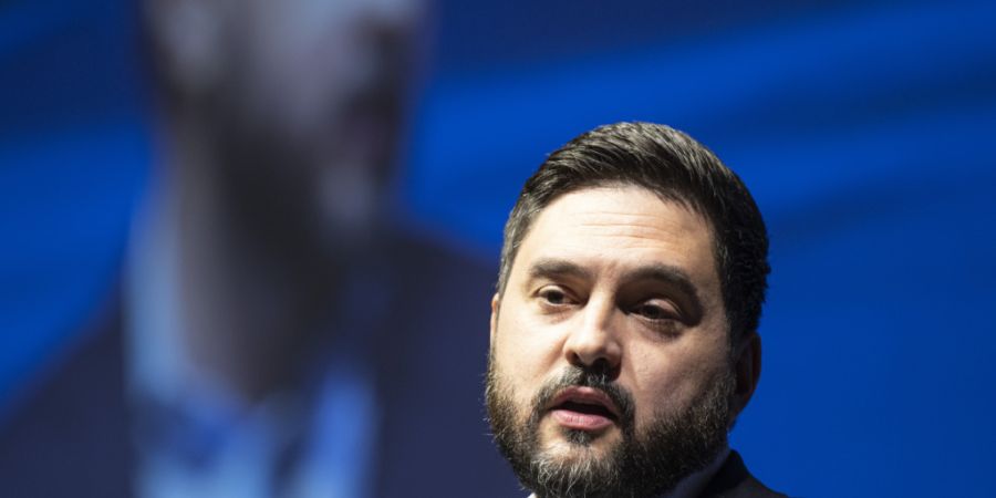 Cédric Wermuth hat den SP-Parteitag vom Samstag ohne Co-Präsidentin Mattea Meyer eröffnet.