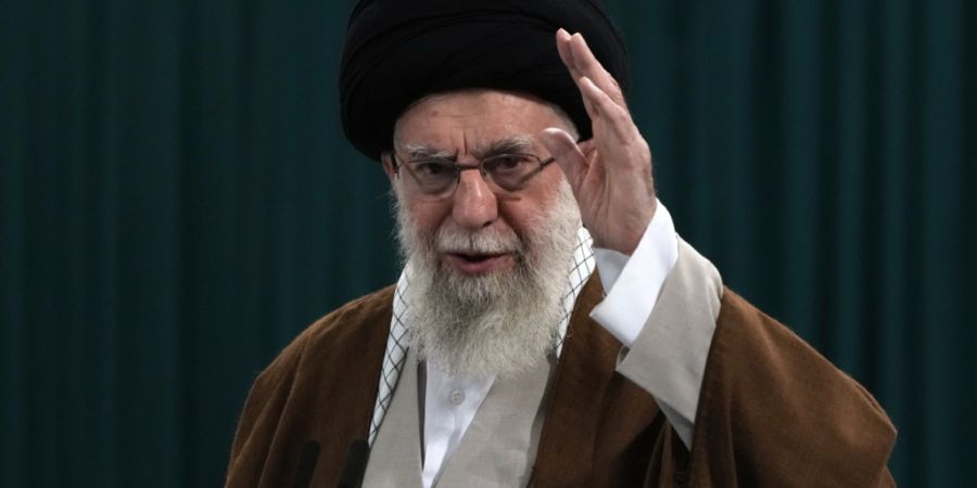 ARCHIV - Ajatollah Ali Chamenei, der oberste iranische Führer. Foto: Vahid Salemi/AP/dpa