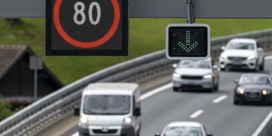 Mit dynamischen Temporegulierungen will das Bundesamt für Strassen (Astra) die Sicherheit erhöhen und Staus reduzieren. (Archivbild)