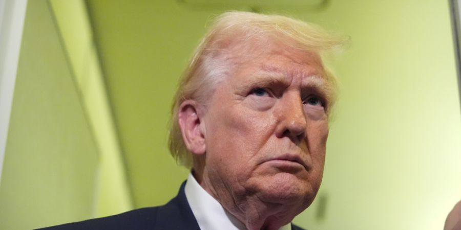 ARCHIV - US-Präsident Donald Trump spricht zu Reportern an Bord der Air Force One. Foto: Mark Schiefelbein/AP/dpa