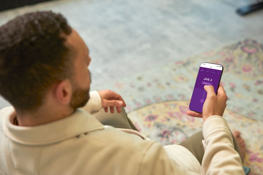 Der Jive 2 wird mit einem USB-Kabel für schnelles Aufladen geliefert.