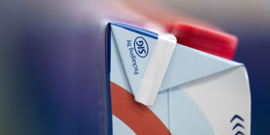 Trotz leicht rückläufigem Umsatz und deutlich geringerem Gewinn infolge hoher Einmalkosten hält SIG an den Zielen für das laufende Jahr fest. (Archivbild)