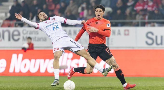 Kreshnik Hajrizi vom FC Sion im Duell mit Steven Zuber vom FC Zürich. FC Zürich