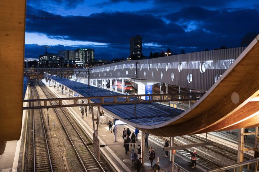 Für die Fahrt ab Bern löst er sein Ticket erst im Zug, als dieser schon fährt.