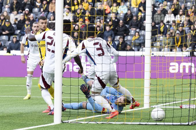 Darian Males drückt den Ball zum 2:1 für YB über die Linie. yb