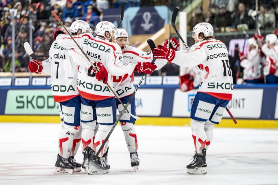 Die Tschechen von Pardubice bejubeln am Spengler Cup einen Treffer gegen Fribourg.