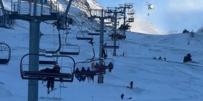 In Frankreich mussten am Nachmittag des Heiligabends 240 Schneesportler von einem Sessellift gerettet werden. Sessellift 240 Schneesportler