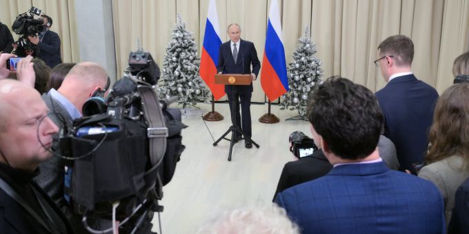 Wladimir Putin sprich beim Supreme Eurasian Economic Council vor den Journalisten Wladimir PUtin