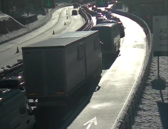 Die Autos stauen sich vor dem Gotthard-Nordportal. Gotthard Stau