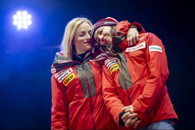 Lara Gut-Behrami und Wendy Holdener bei der Siegerehrung an der Ski-WM. Ski-WM