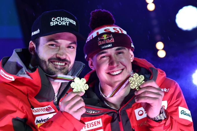 Loïc Meillard und Franjo von Allmen feiern mit ihren Goldmedaillen. Loïc Meillard von Allmen