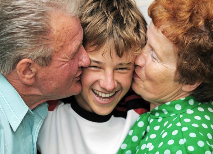 Ein gutes Verhältnis zu den Grosseltern kann für Kinder ein wertvoller Bestandteil ihres Lebens sein. Junge mit Grosseltern