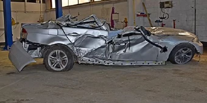Ein von der Polizei veröffentlichtes Foto zeigt den völlig zerstörten BMW nach dem tödlichen Unfall BMW