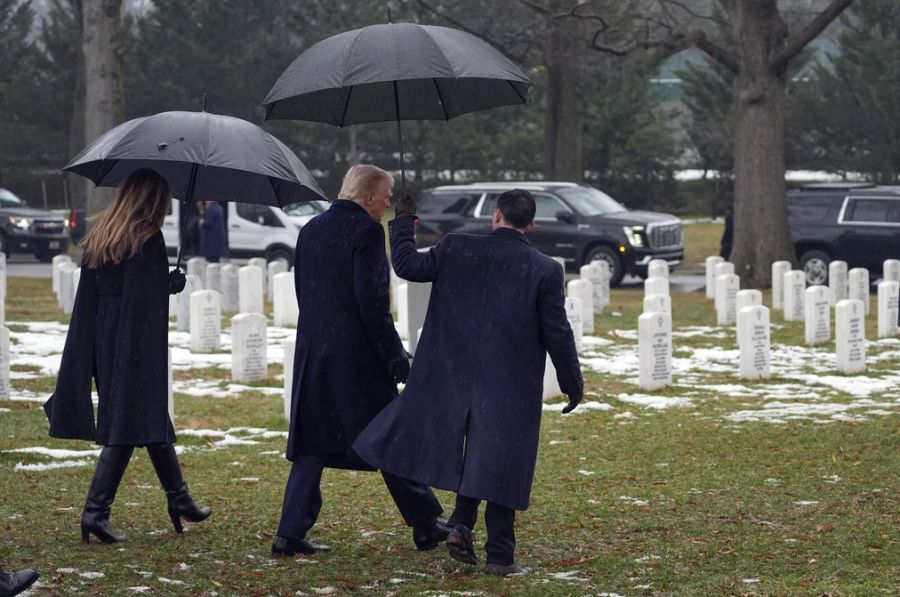 Am Sonntag besuchte Trump den Arlington National Cemetery.