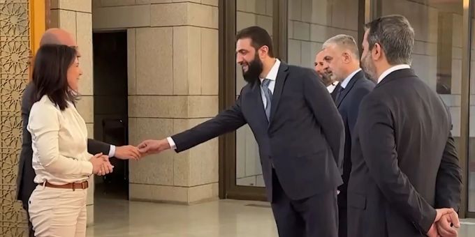 Ahmed al-Scharaa reicht Frankreichs Aussenminister Jean-Noël Barrot die Hand – Annalena Baerbock kommt diese Ehre nicht zuteil. Baerbock Syrien