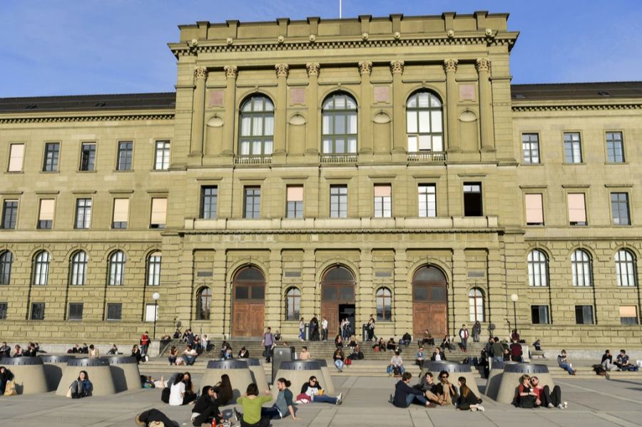 Die ETH Zürich hat Ende Oktober auf diese Gefahr reagiert und die Sicherheitsrichtlinien für ausländische Studierende aus sogenannten «Hochrisikoländern» verschärft.