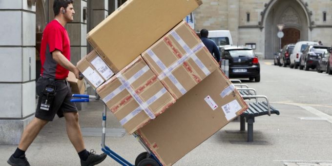 Die DPD will Päckli künftig direkt bei Kundinnen und Kunden zu Hause abholen. DPD
