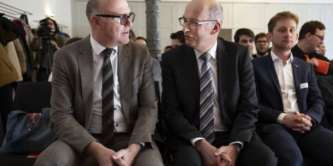 Die beiden Bundesratskandidaten Markus Ritter, rechts, und Martin Pfister diskutieren beim Hearing der Bundesratskandidaten bei der Jungen Mitte, am Samstag, 15. Februar 2025. bundesratskandidat markus ritter