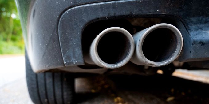 Die Täter hatten Bauschaum in die Auspuffrohre von Autos gesprüht. (Symbolbild) Die Täter hatten Bauschaum in die Auspuffrohre von Autos gesprüht.