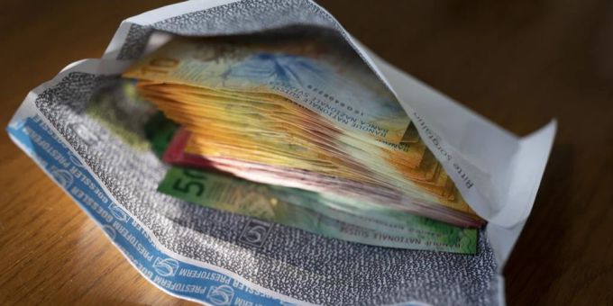 Zürichsee - Pöstler klaut Geld aus Briefen, bis er in diese Falle tappt