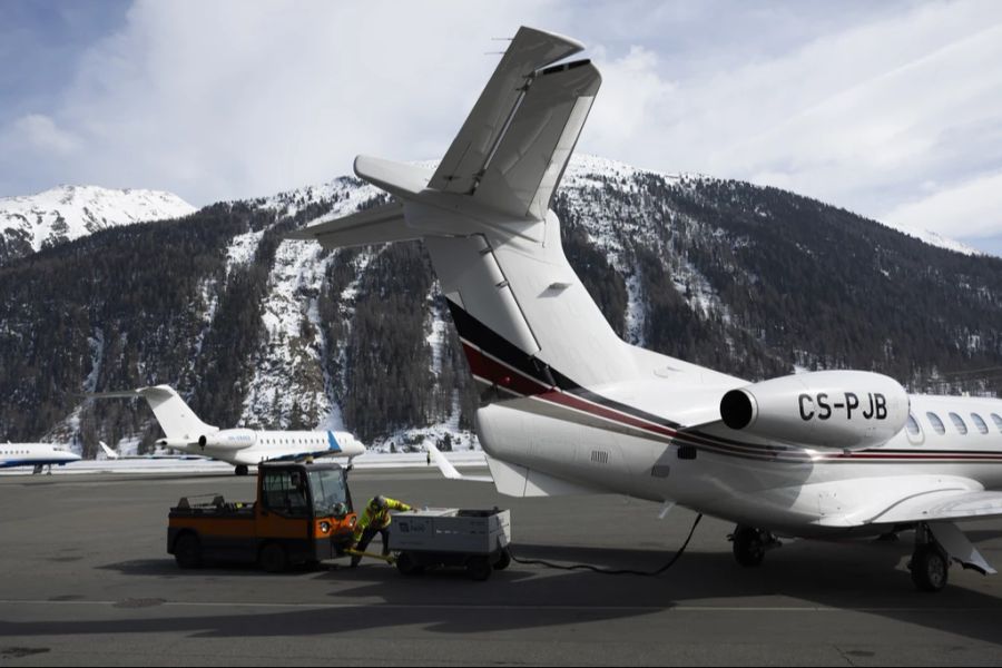 Immer mehr Leute in der Schweiz buchen sich einen Platz in einem Halbprivatjet.