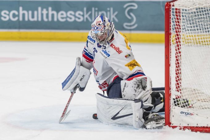 Kloten-Goalie Waeber muss sich innerhalb von kürzester Zeit zweimal bezwingen lassen. Kloten
