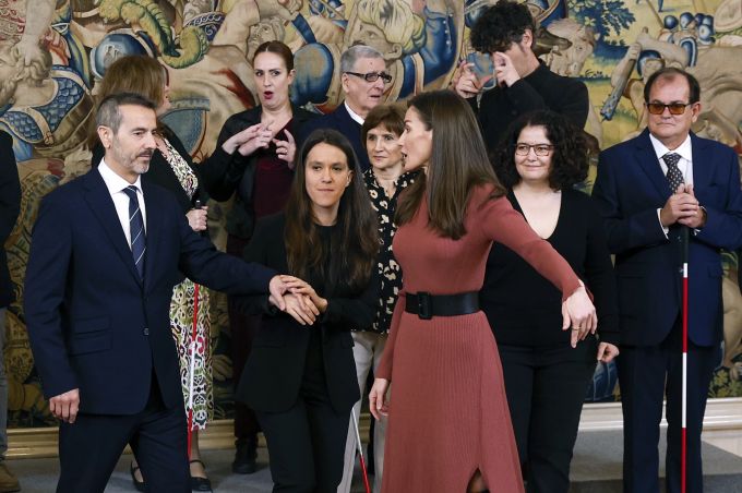 Letizia scheint mit ihrem Outfit ein Zeichen setzen zu wollen. königin letizia