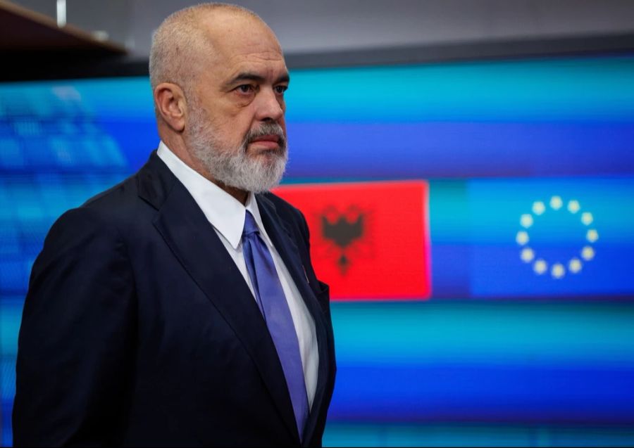 Ministerpräsident Edi Rama begründete die Massnahme als Reaktion auf Gewalt unter Jugendlichen und Hassrede.  (Archivbild)