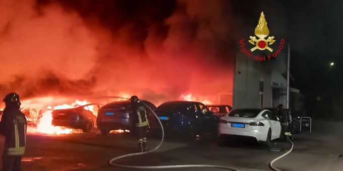 Italienische Feuerwehrleute löschen brennende Teslas. (Handout) Tesla Brand