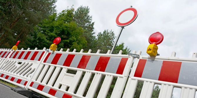 Strassenschild Absperrschranken Warnleuchten