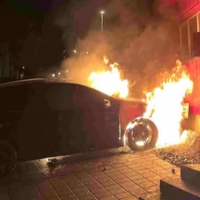 Auto Brand Flammen parkiert