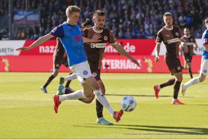 Der FC St.Pauli gewinnt gegen Holstein Kiel im Abstiegskampf in der Bundesliga. Bundesliga Kiel St. Pauli