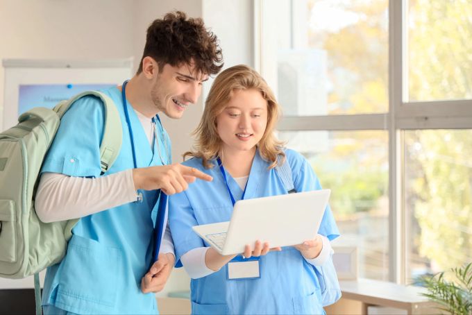 Der Bedarf an medizinischen Praxisassistentinnen und -assistenten mit eidgenössischem Fähigkeitszeugnis (EFZ) ist grösser als die Anzahl verfügbarer Ausbildungsplätze. Ausbildung Medizin