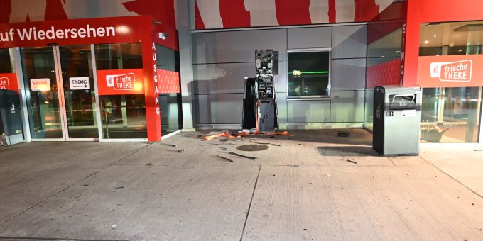 An Raststätte - Täter sprengen Bancomat – und flüchten mit Fiat Panda