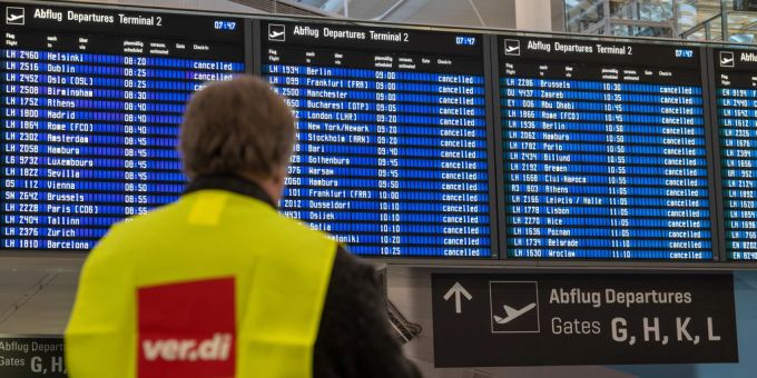In der Nacht zum Donnerstag beginnt die Gewerkschaft Verdi mit dem Streik am Münchner Flughafen. (Archivbild) Münchner Flughafen Fluganzeige Gewerkschafter