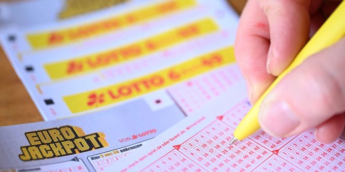 Eine Tippgemeinschaft holt sich den Eurojackpot. (Archivbild) Eurojackpot