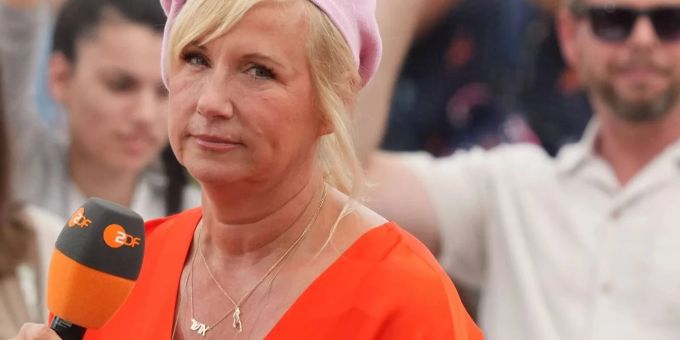 Nach Aufschrei - ZDF verbietet Moderatorin Kiewel Israel-Kette!