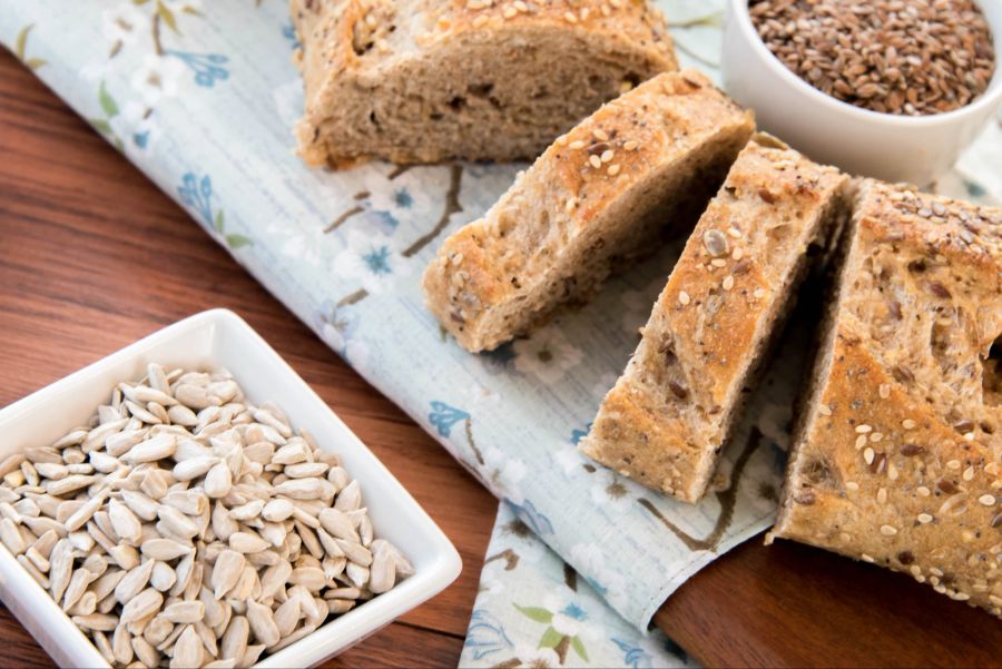 Brot und Sonnenblumenkerne.