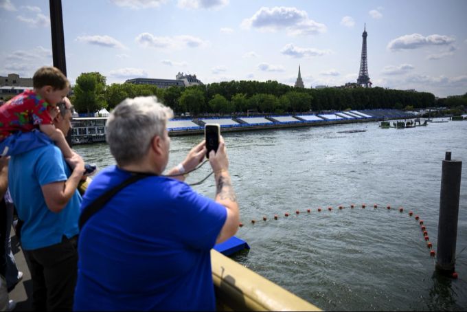 Entlang der Seine verläuft die Eröffnungsfeier von Olympia 2024, entlang des Flusses wurden Tribünen errichtet. Olympia 2024