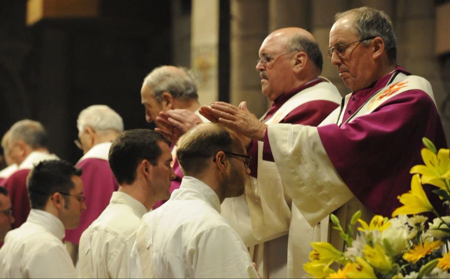 Bei der Priesterweihe erhalten die Geweihten die Vollmacht, im Namen Christi für die Kirche zu handeln. (Symbolbild)