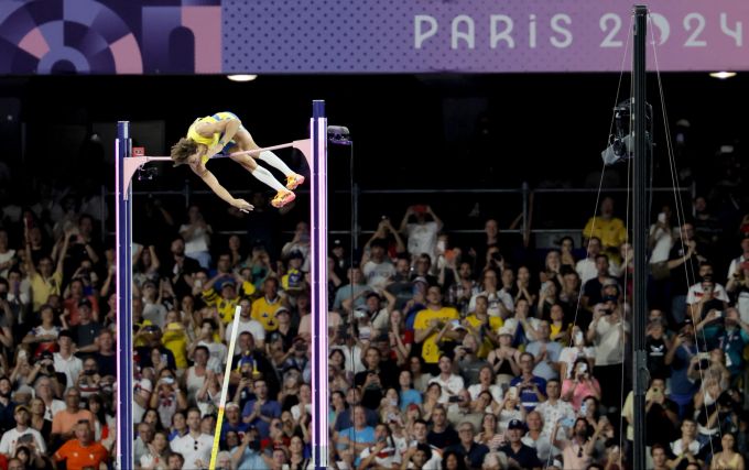 Armand Duplantis überspringt in Paris 6,25 Meter und stellt einen neuen Weltrekord auf. Olympia 2024